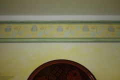 decorazione-a-fascia-con-papaveri-su-fondo-giallo-per-il-soggiorno-